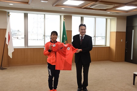 ユニフォームを持つ森選手と市長