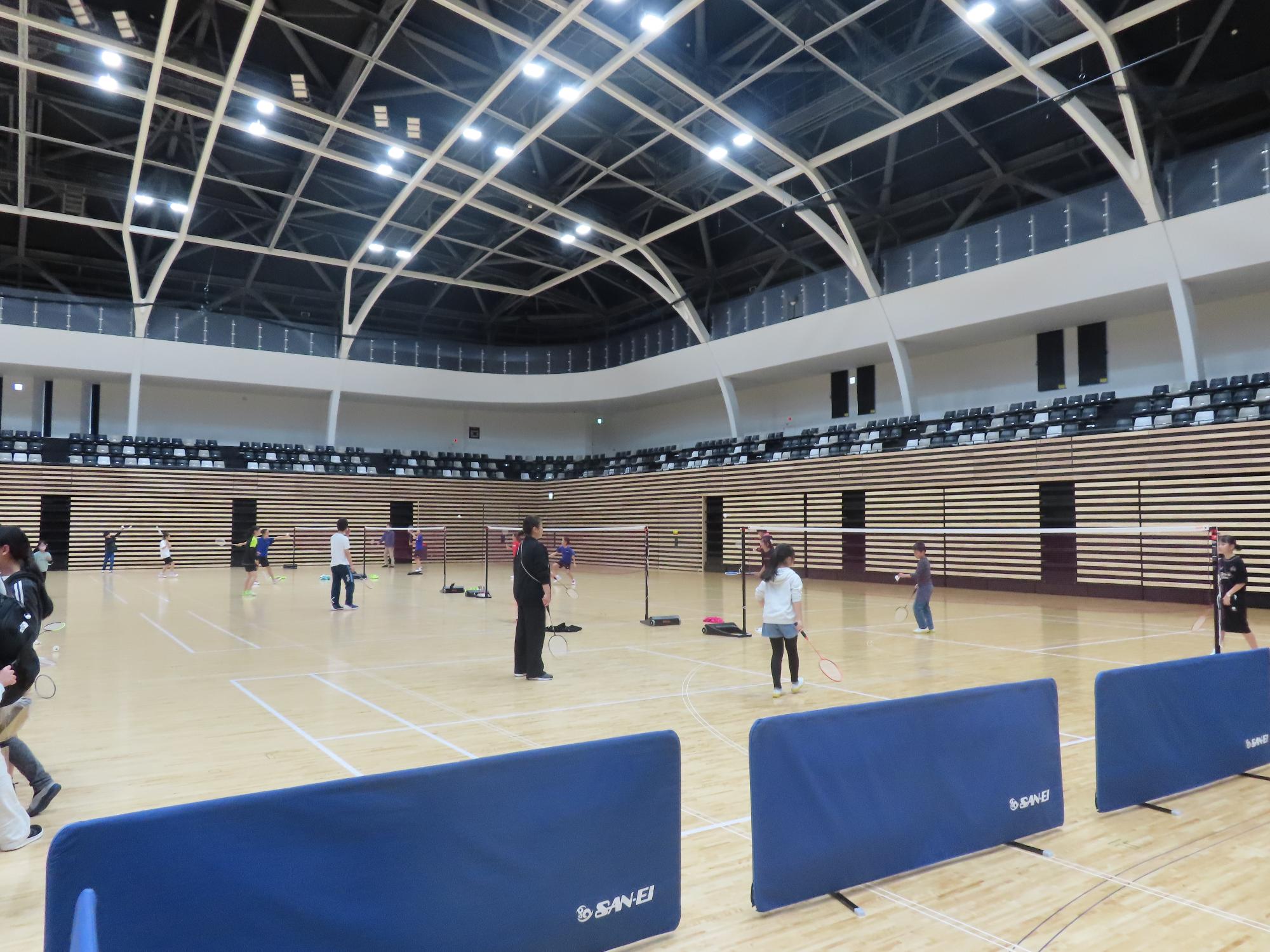 バドミントンの体験をされている写真