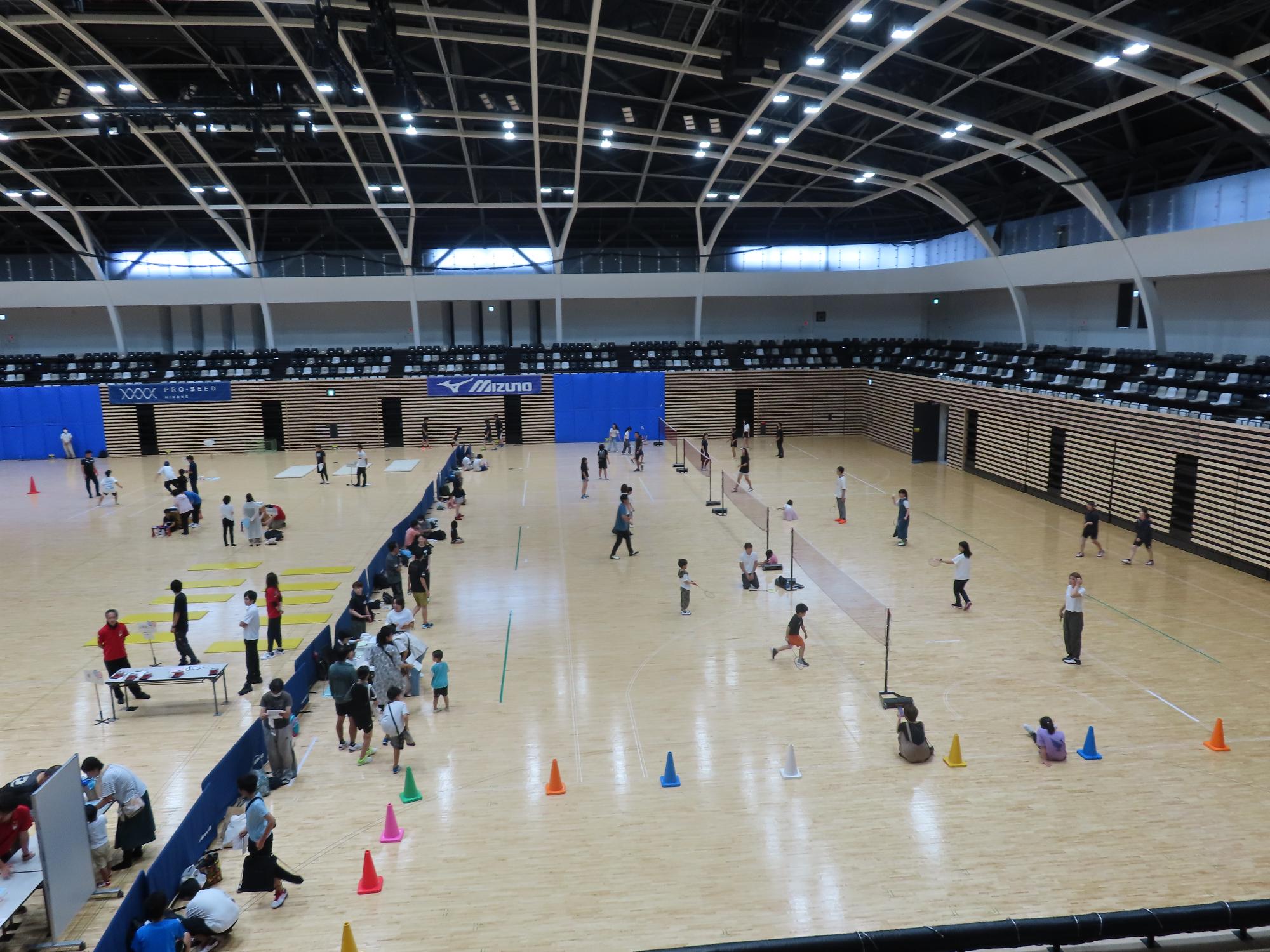 バドミントンの体験をされている写真