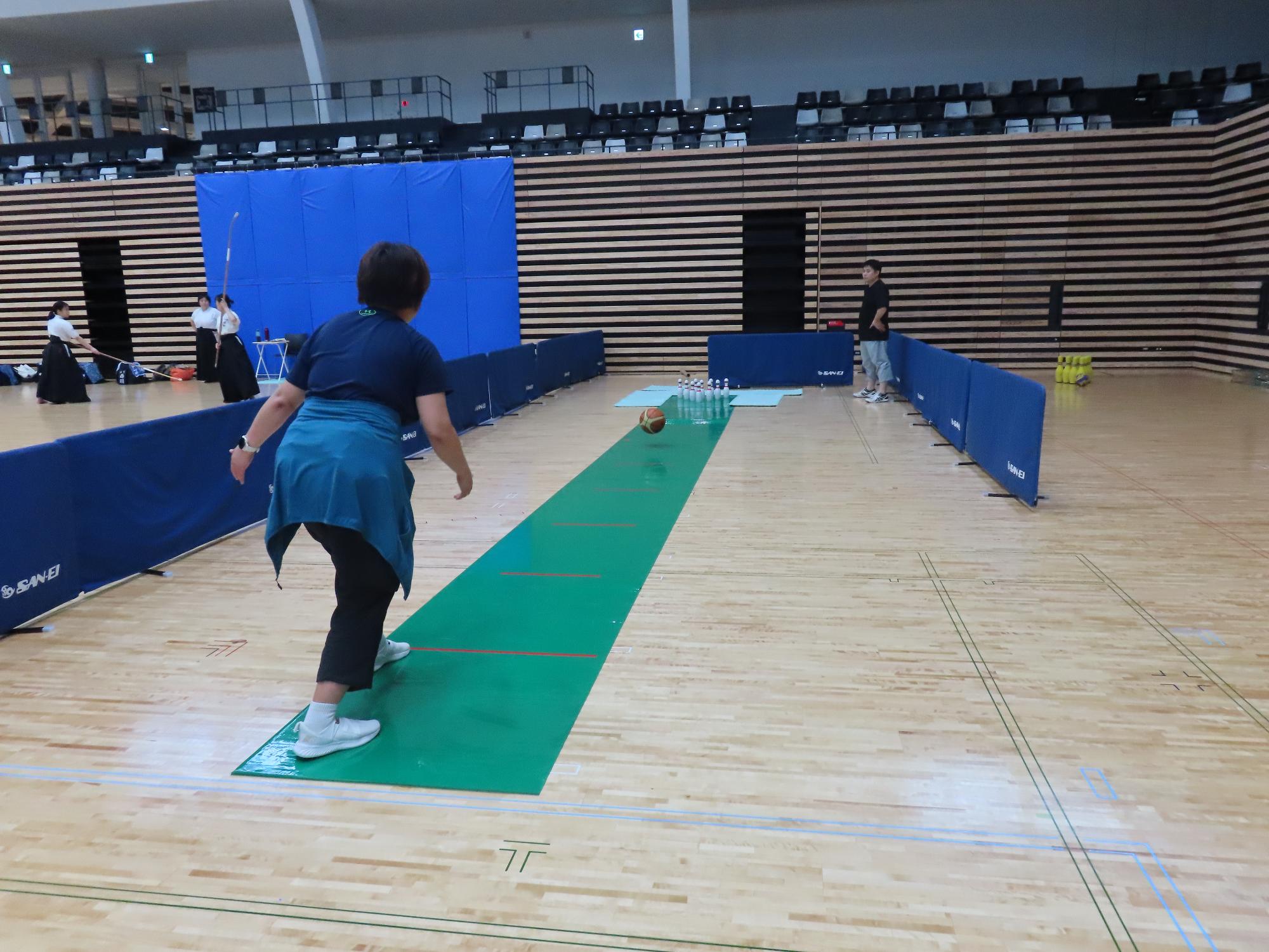 ボーリング体験をする人の写真