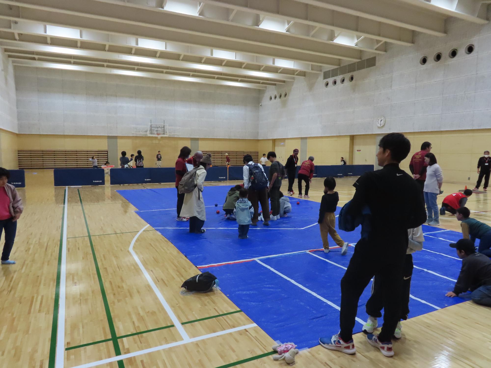 ボッチャ体験をしている人たちの写真