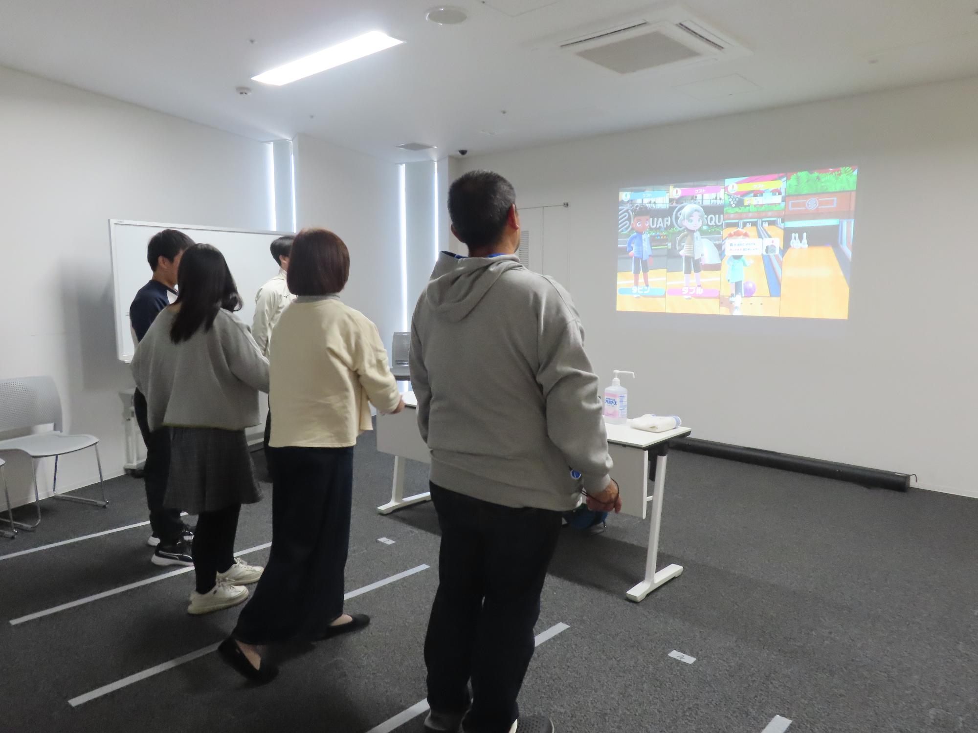 eスポーツ体験をしている人たちの写真