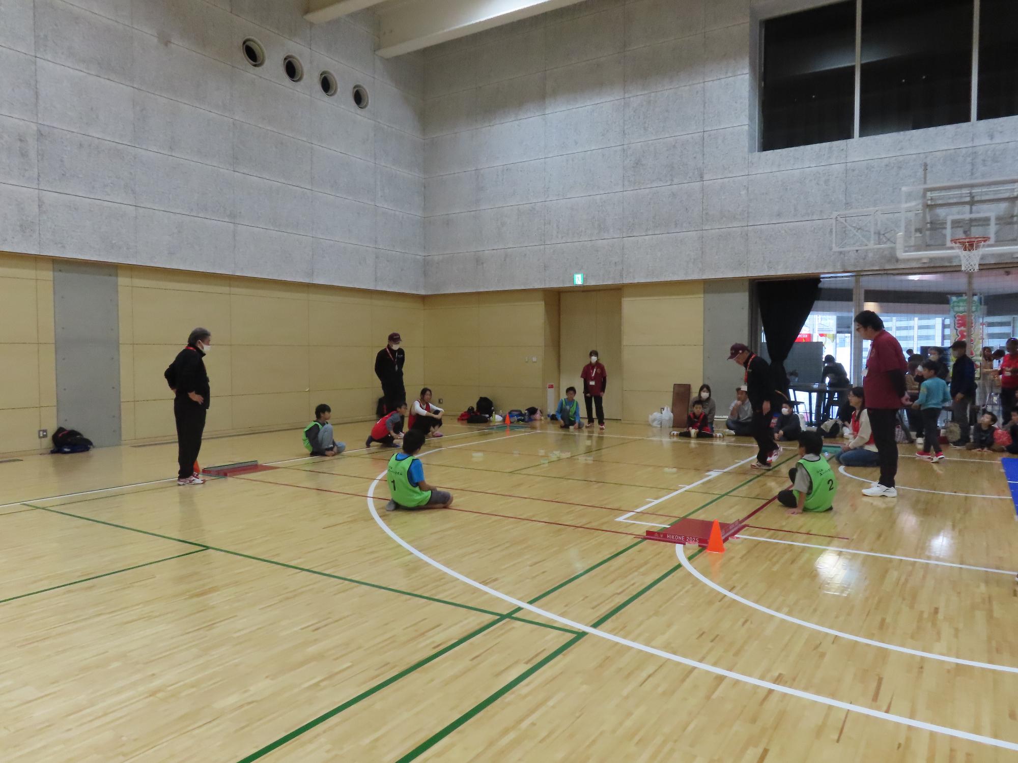 スーパーカロム体験をしている人たちの写真