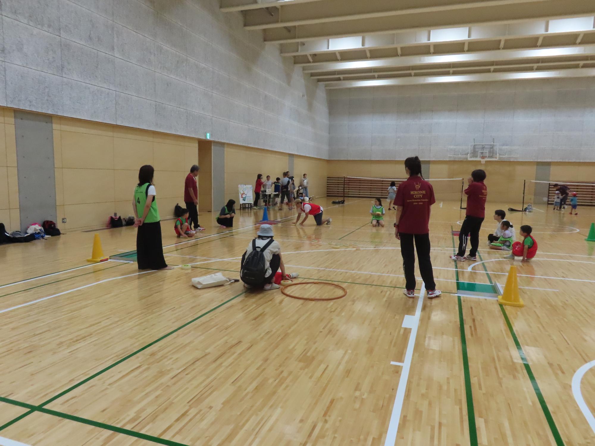 スーパーカロム体験をしている人たちの写真