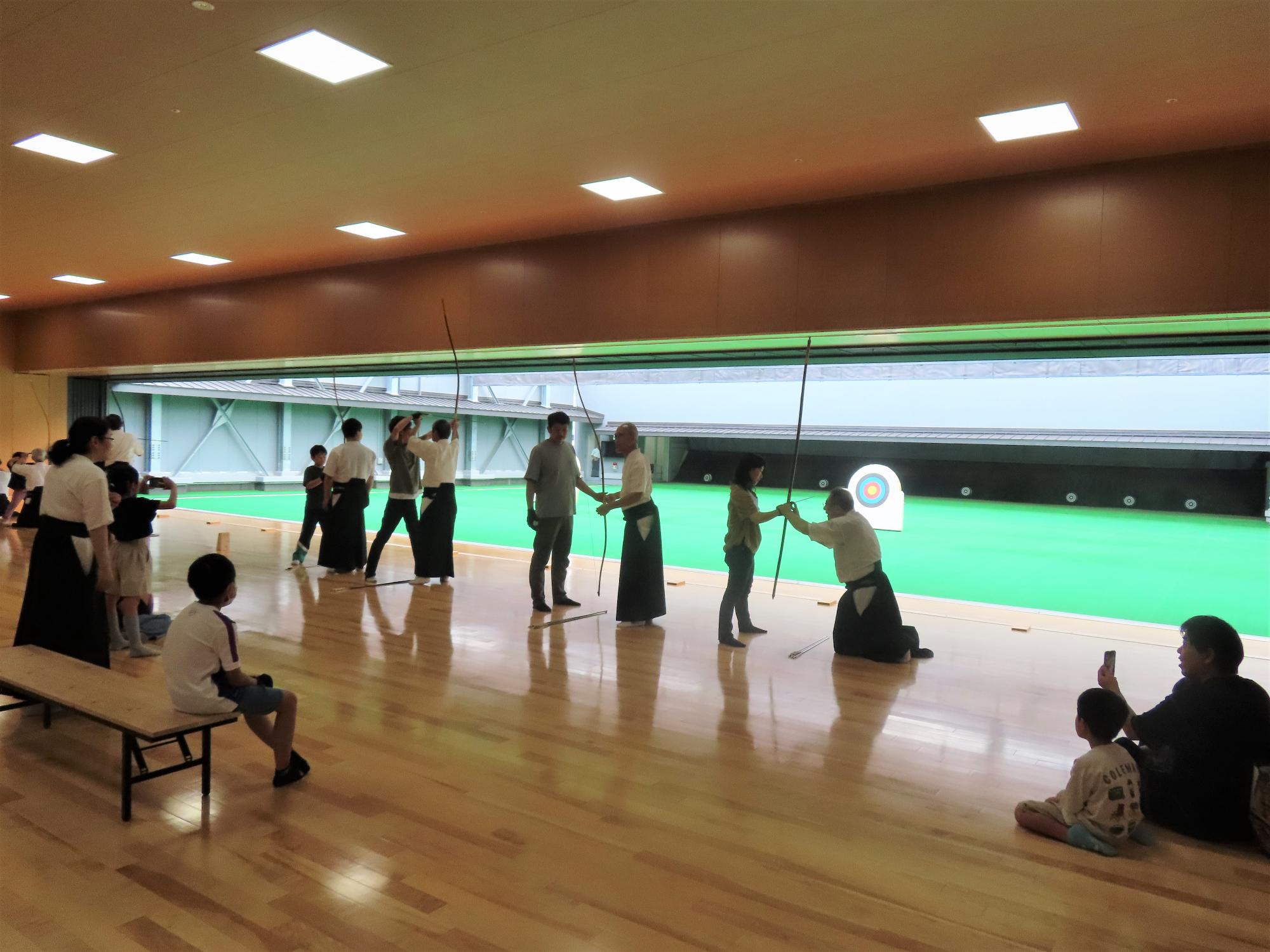 弓道体験をする人たちの写真