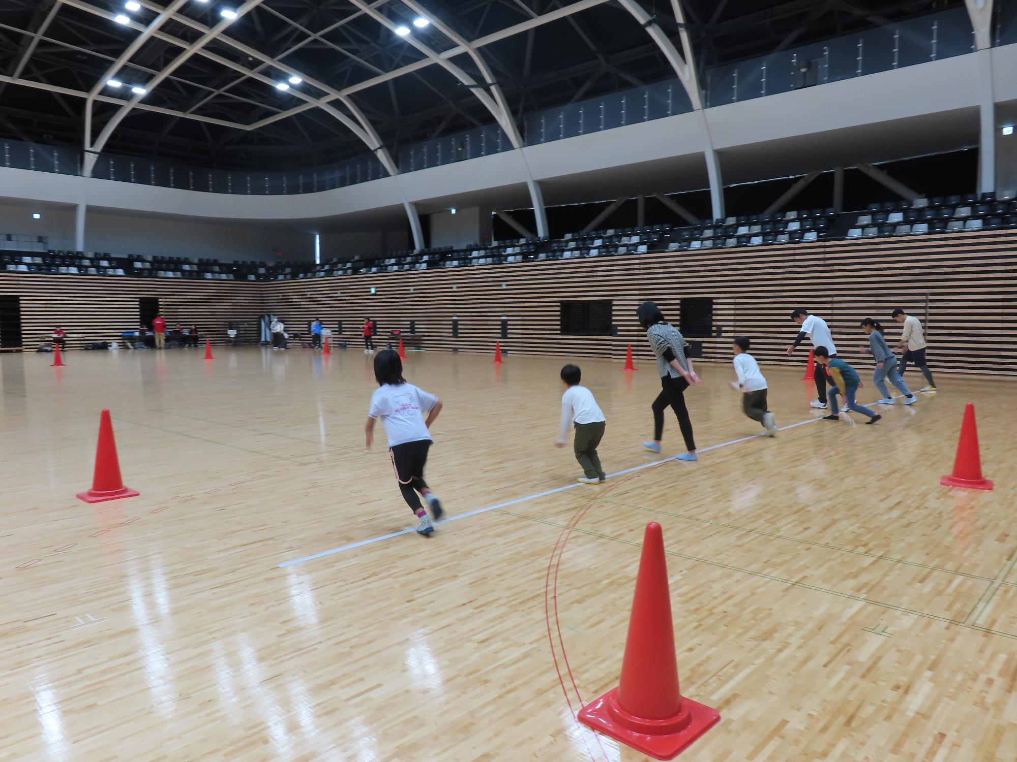 体力測定のシャトルランを走る人の写真