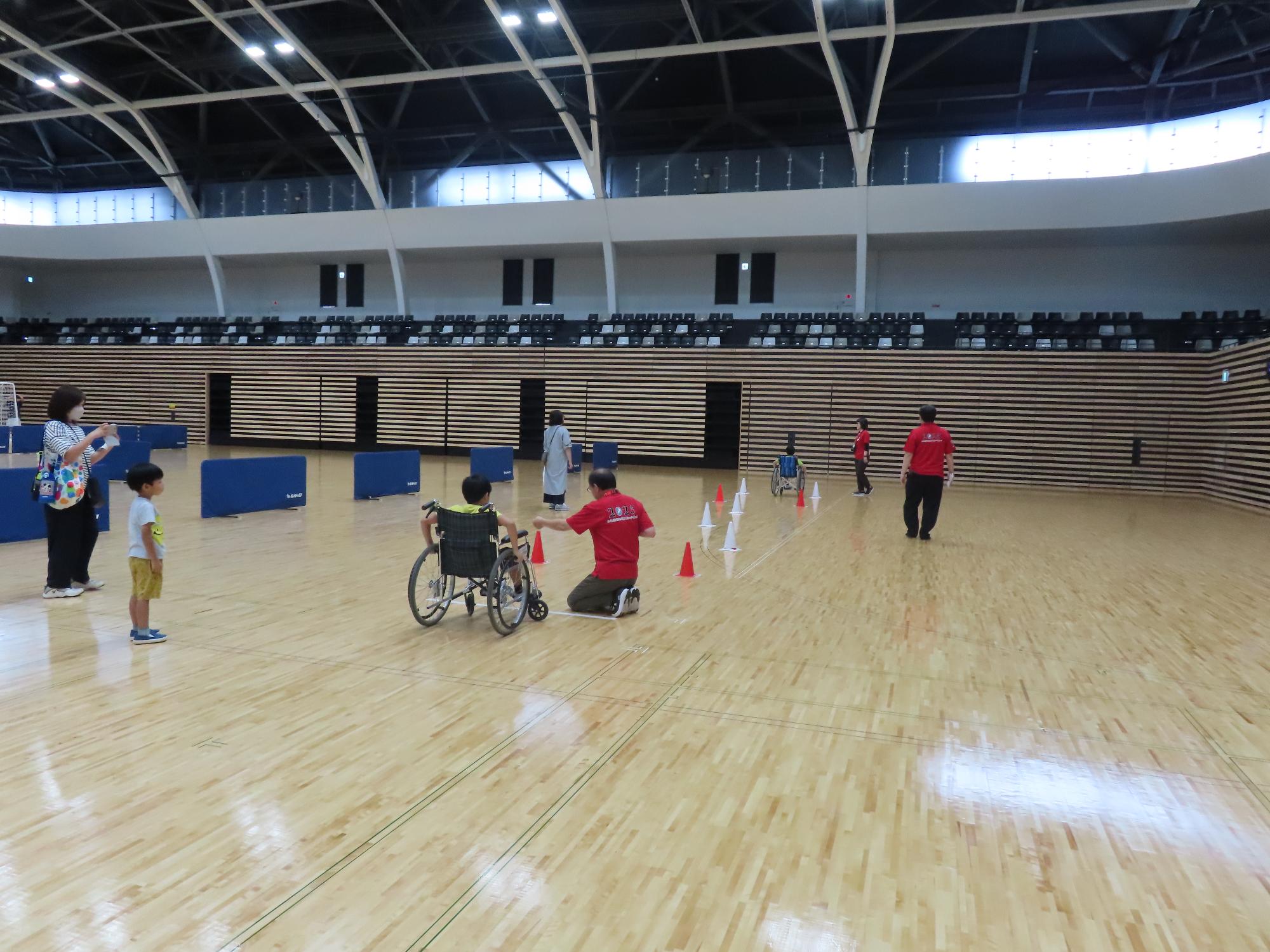 スラローム体験をする人たちの写真