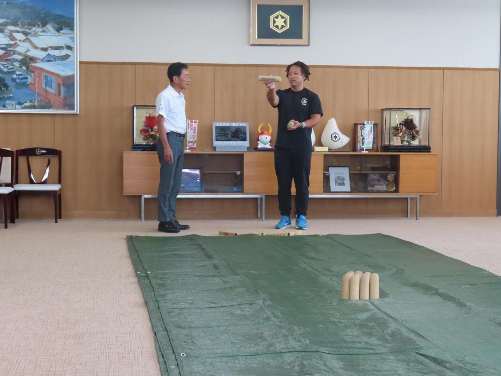 当日の様子の写真（椅子に座って歓談する槇森さん）