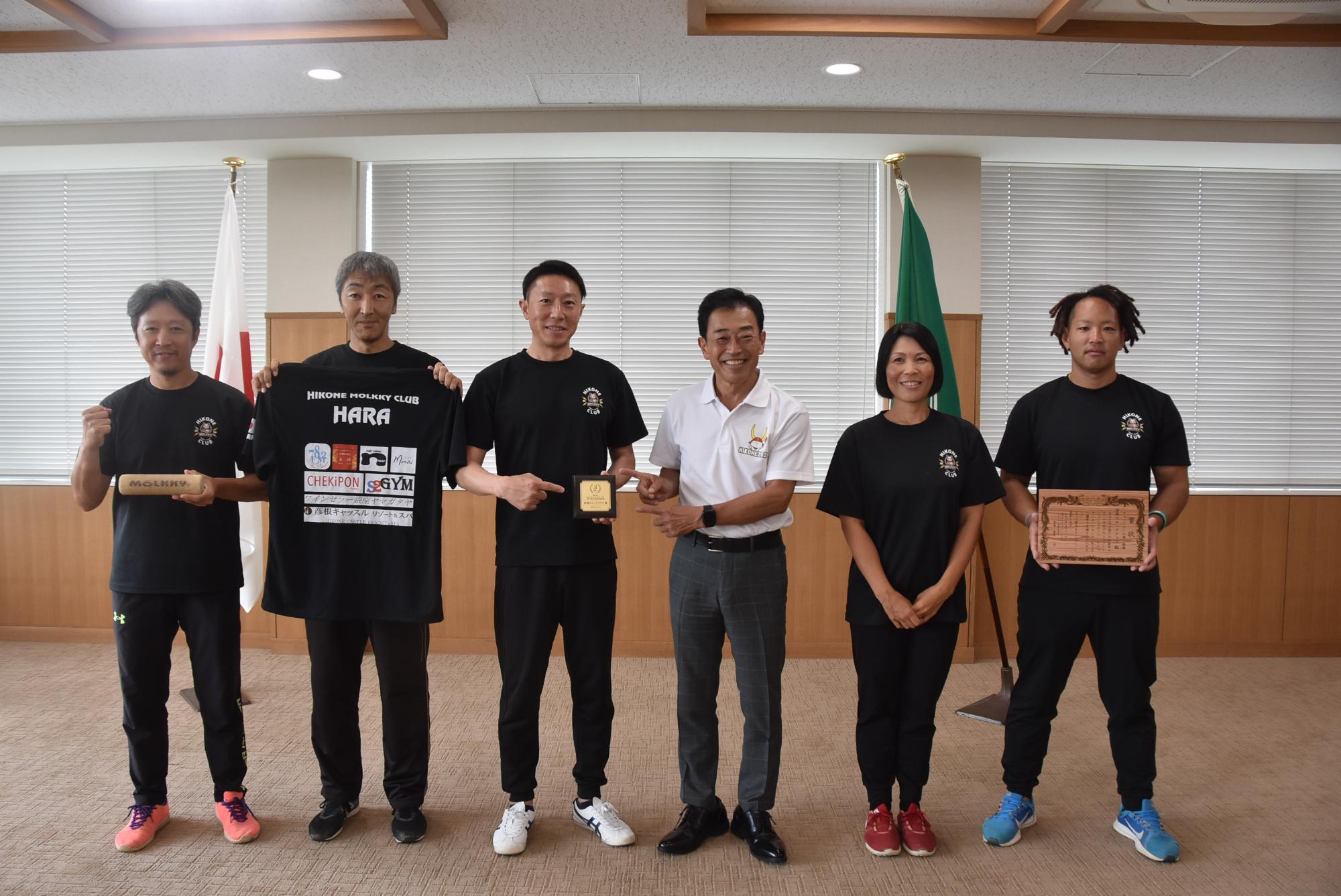 賞状などをもって、彦根モルッククラブメンバーとと市長が集合写真