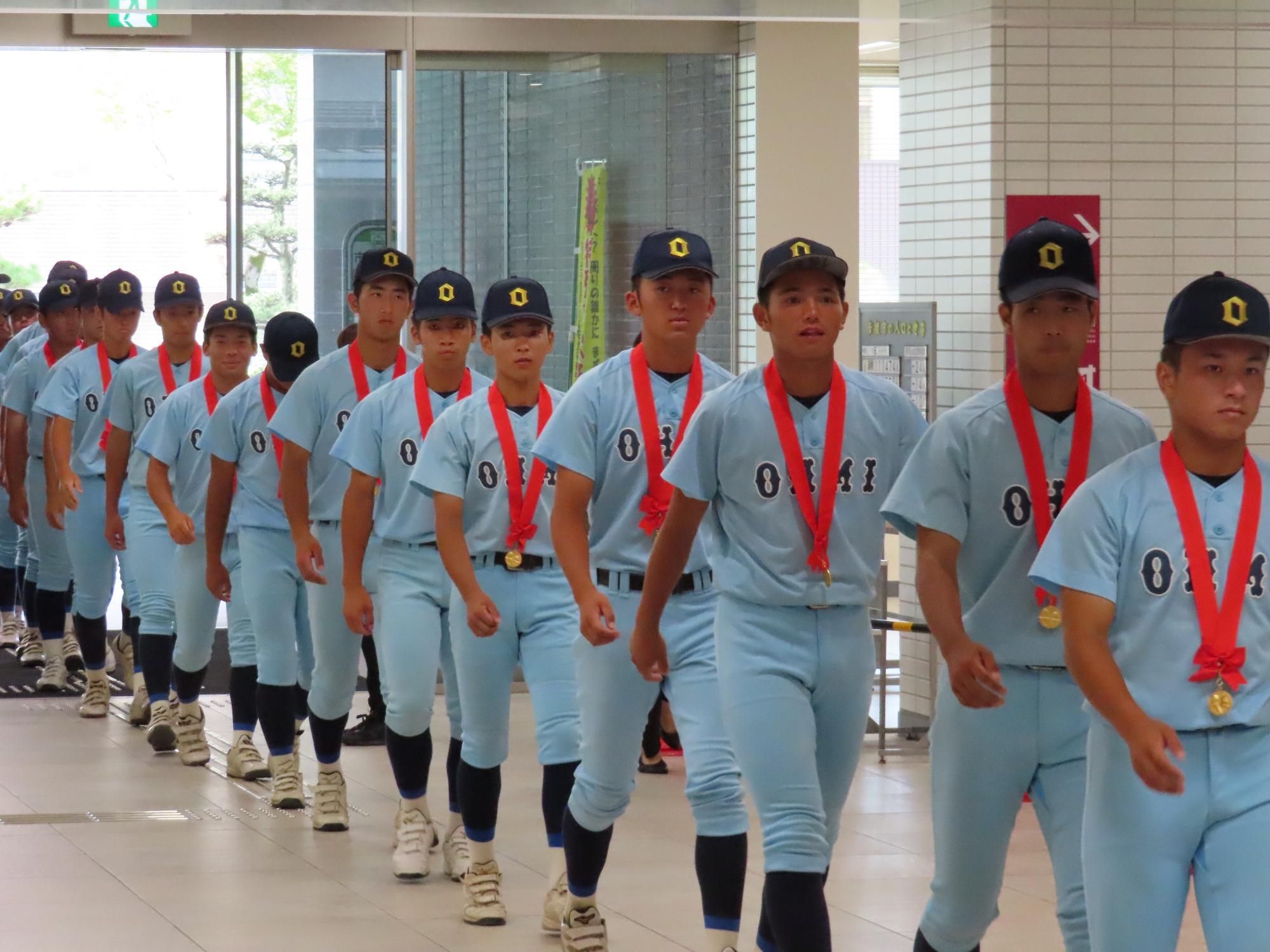 近江高校選手たちが整列し、市役所に入場する様子の写真