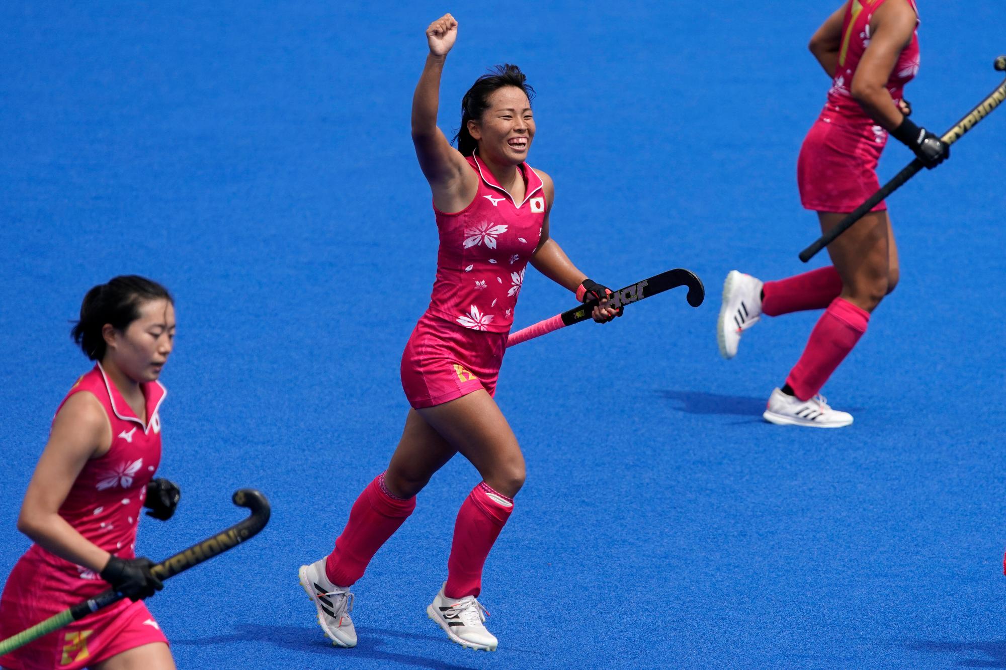 左手にラケットを持ち、右手を挙げて喜ぶ森選手の写真