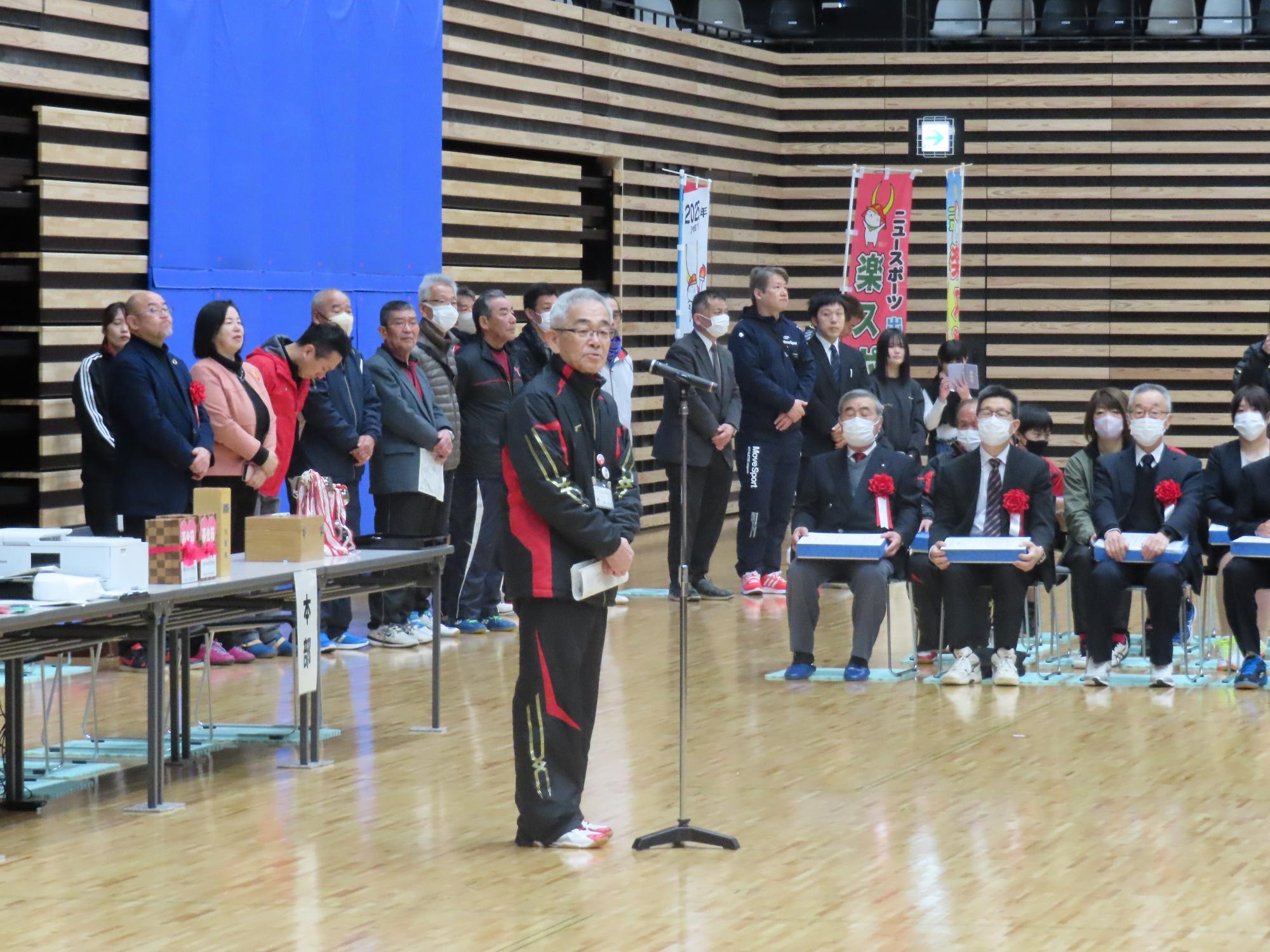 挨拶をする人の写真