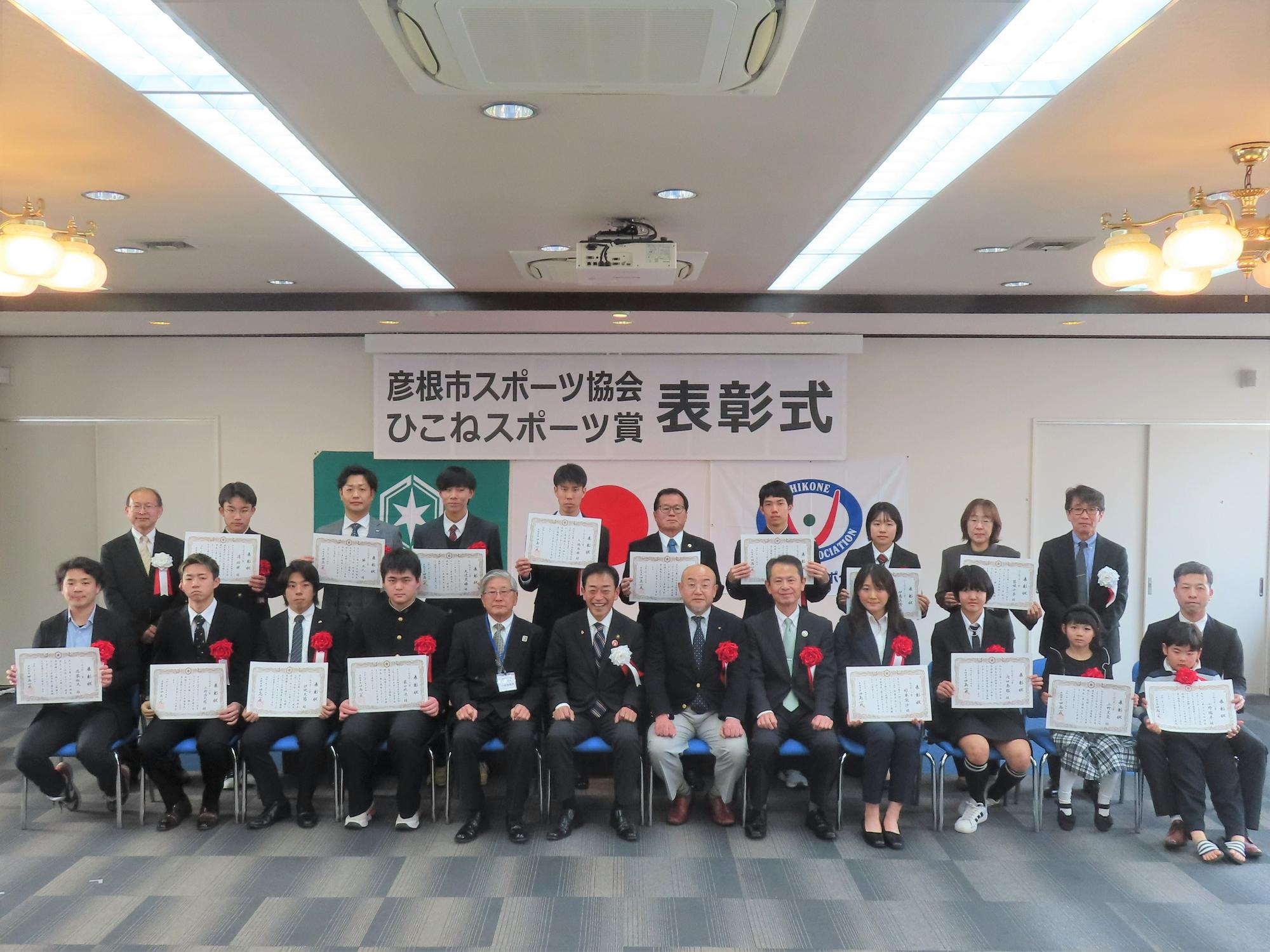 受賞者と出席者が並んで記念撮影