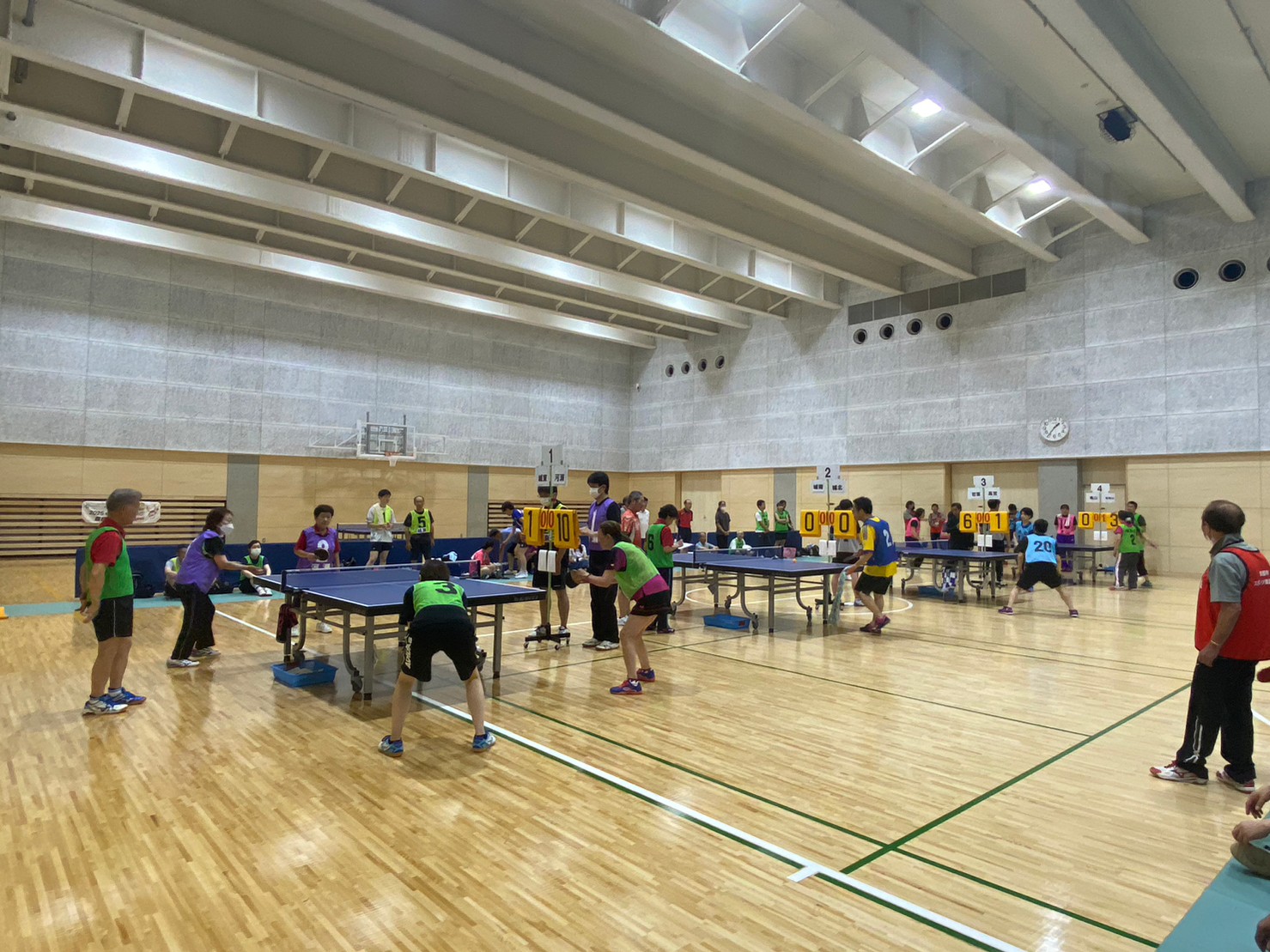 ラージボール卓球の試合をしている様子の写真