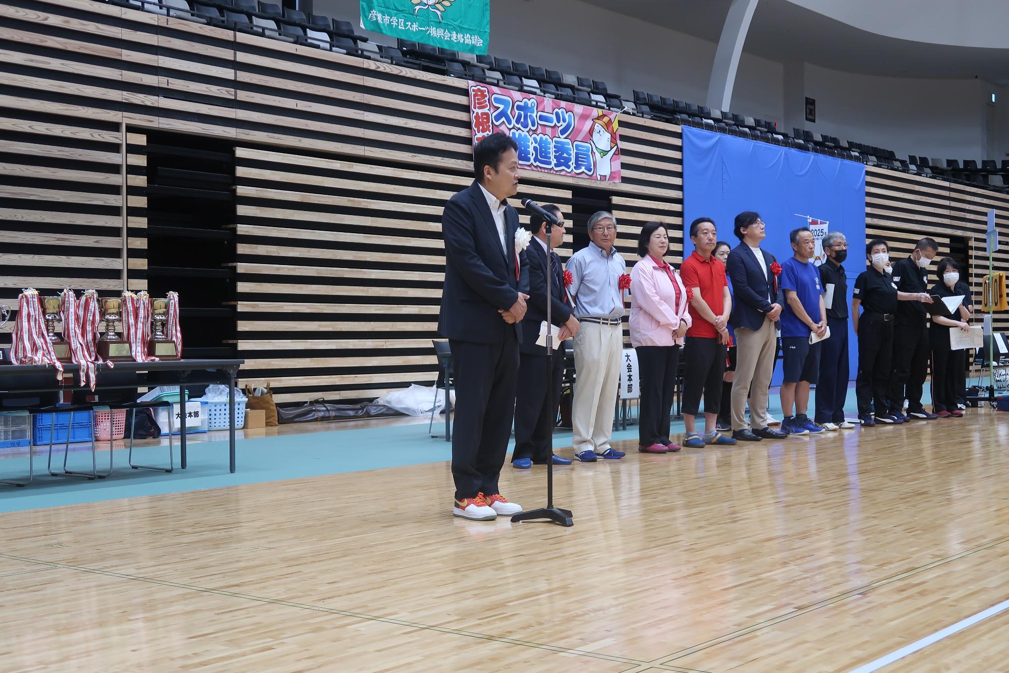 市長がマイクの前で挨拶をしている写真