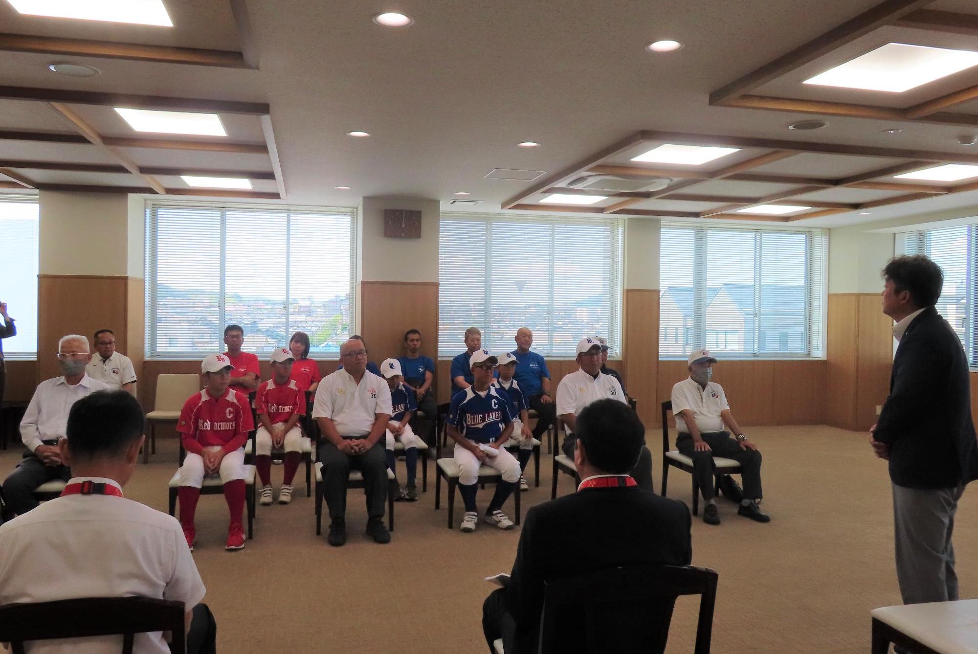 市長の挨拶を関係者が聞いている様子の写真