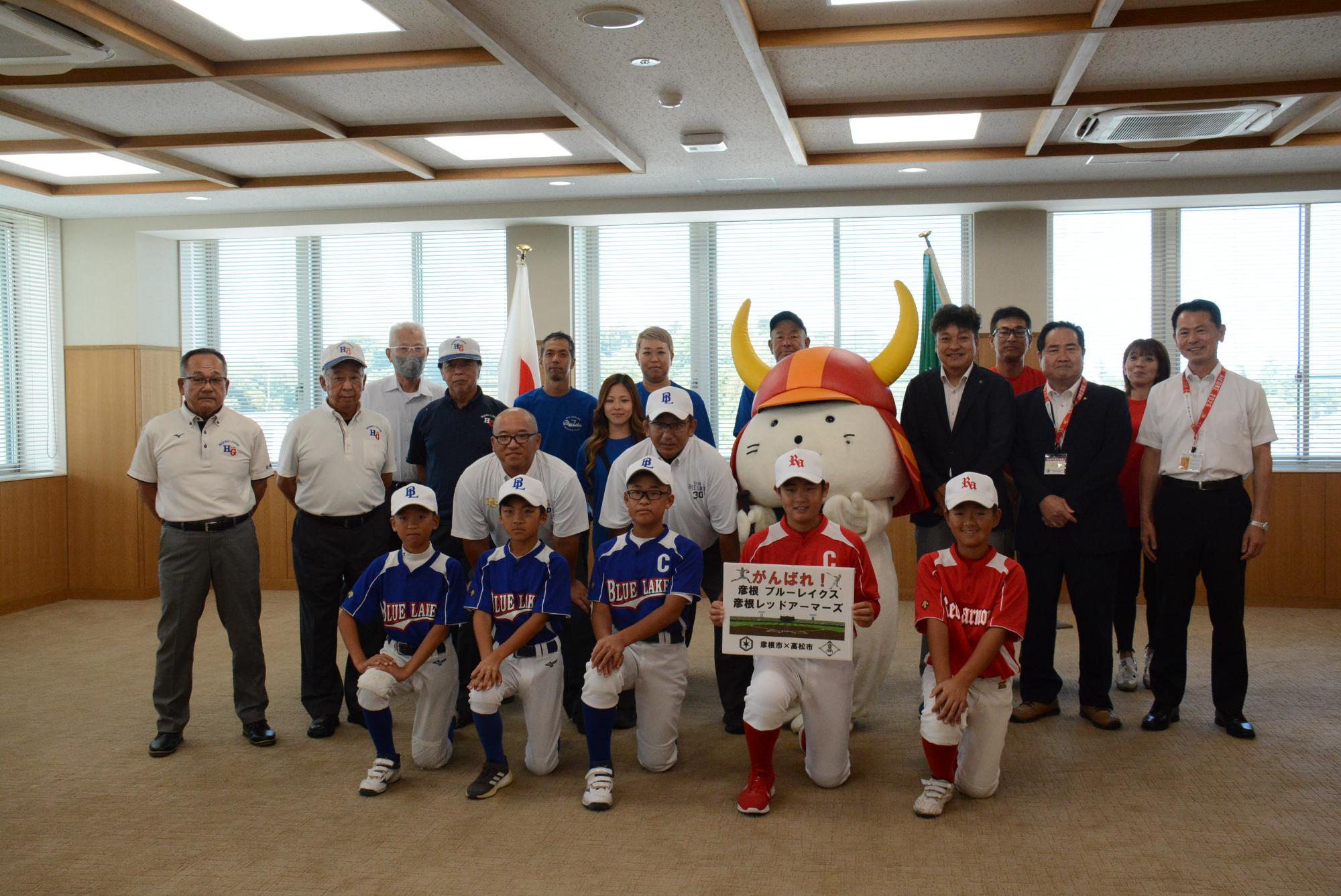 ひこにゃんもいれて記念撮影