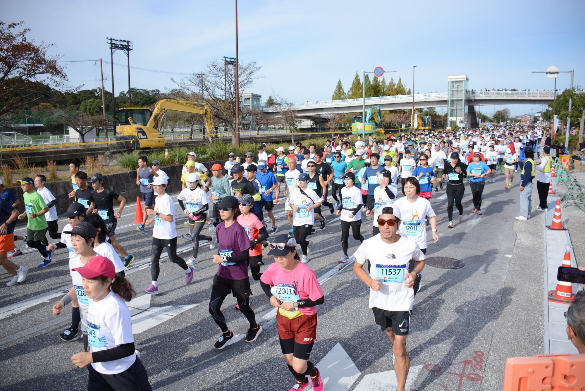 彦根市内を走るランナーたちの写真