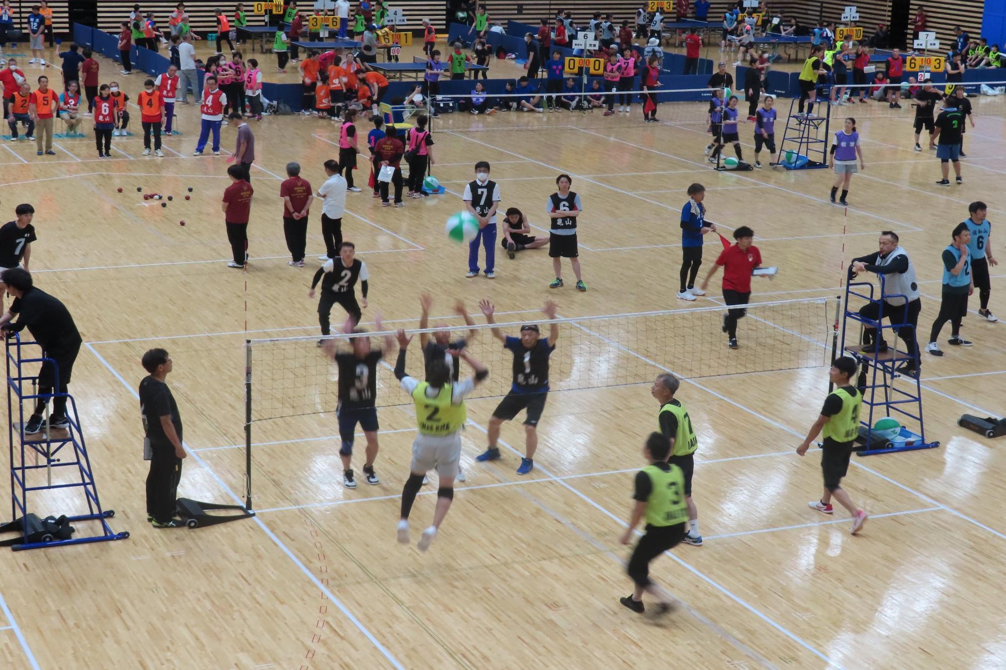 バレーの試合中の様子の写真