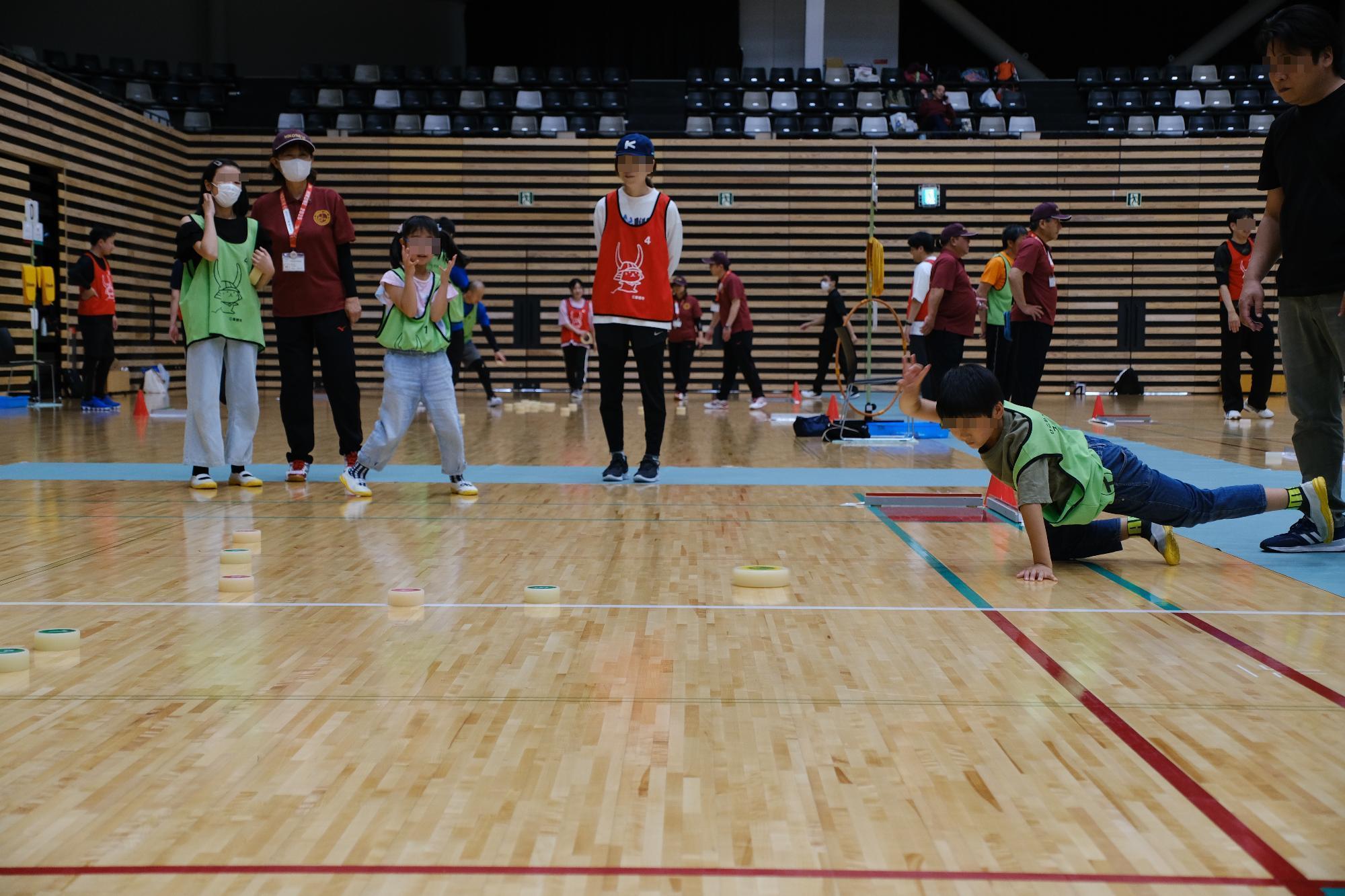 スーパーカロム大会中の様子の写真