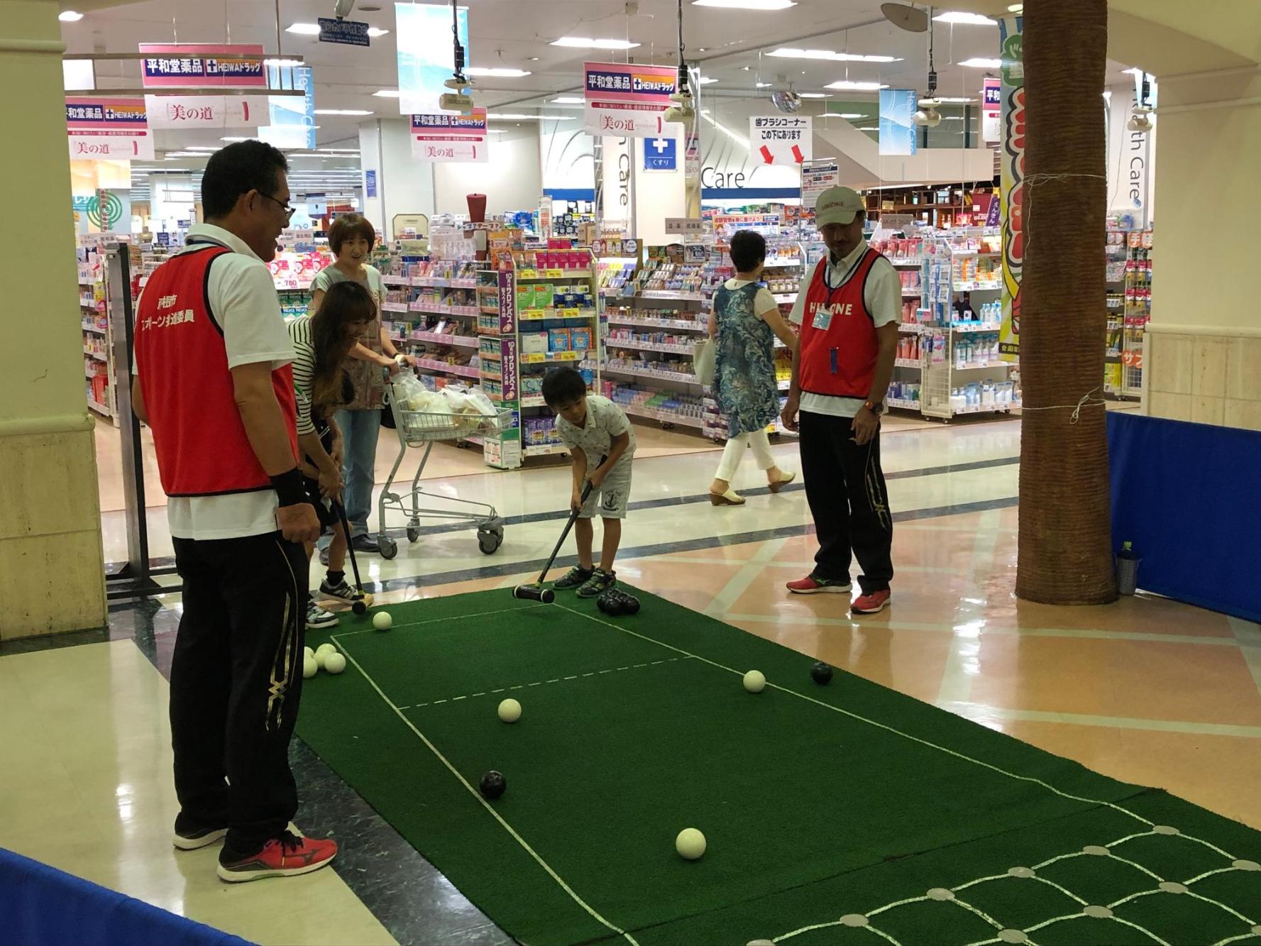 商業施設の一角で囲碁ボールを体験する子どもの写真