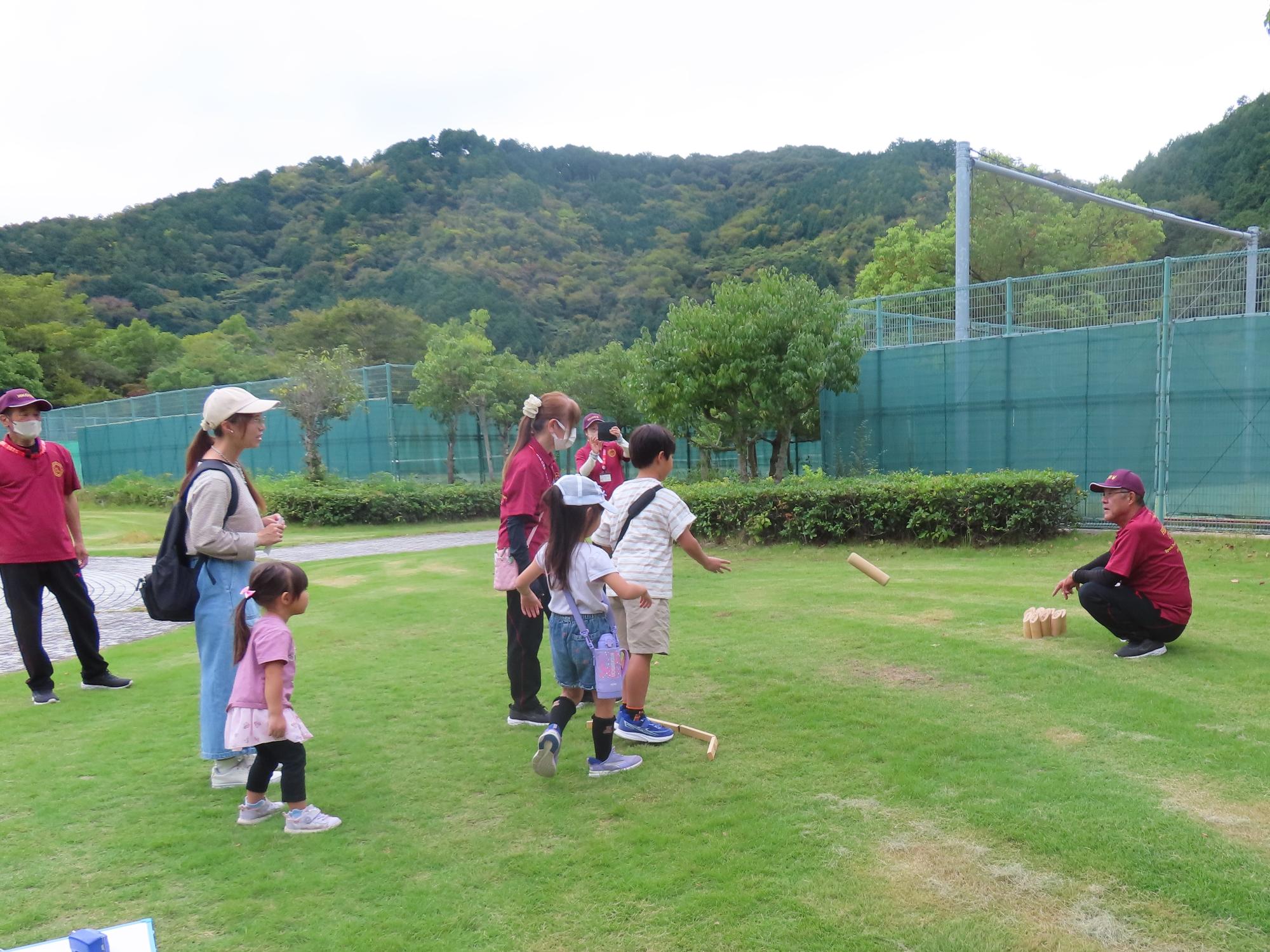 モルック体験中の子どもたちの様子の写真