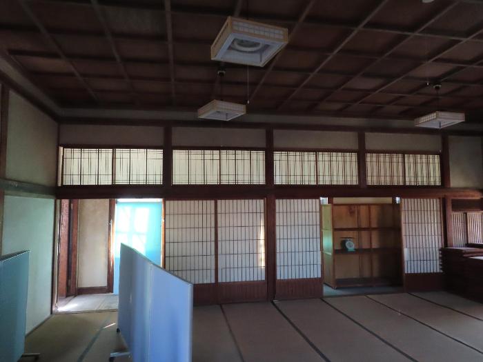 広間と、障子を隔てて廊下の写真