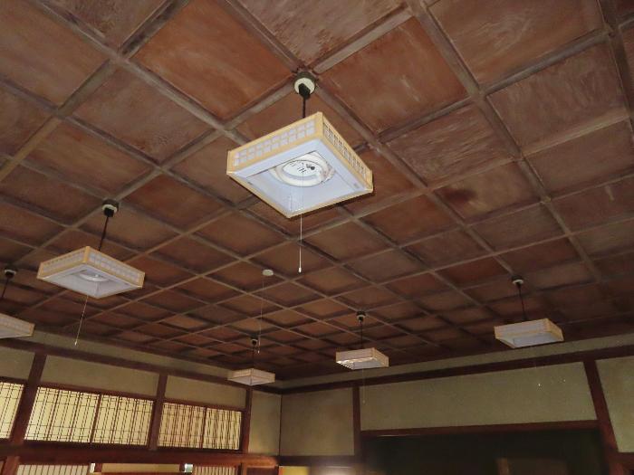 和風の電灯がぶら下がった格子状の天井