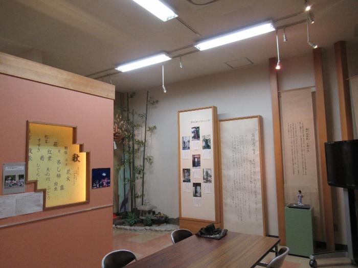 壁などに展示物が設置されている部屋の写真