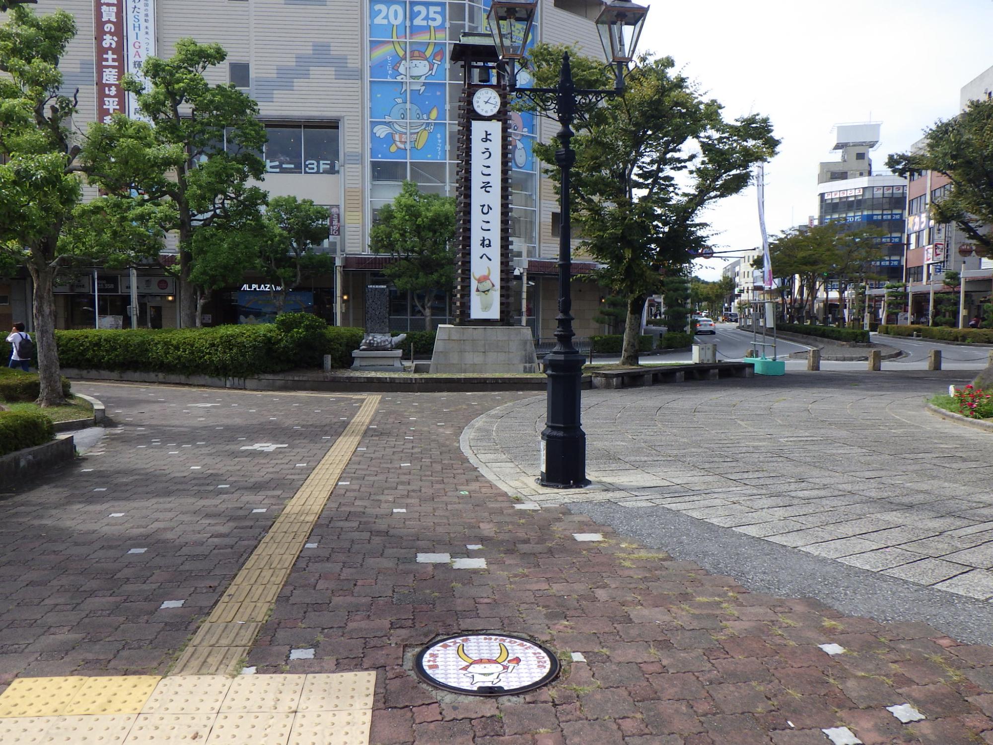 駅前広場に設置されたマンホール蓋の画像