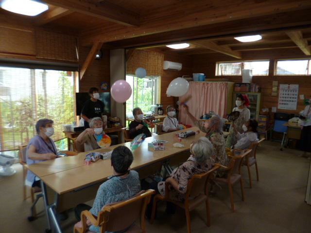 風船バレーで運動中