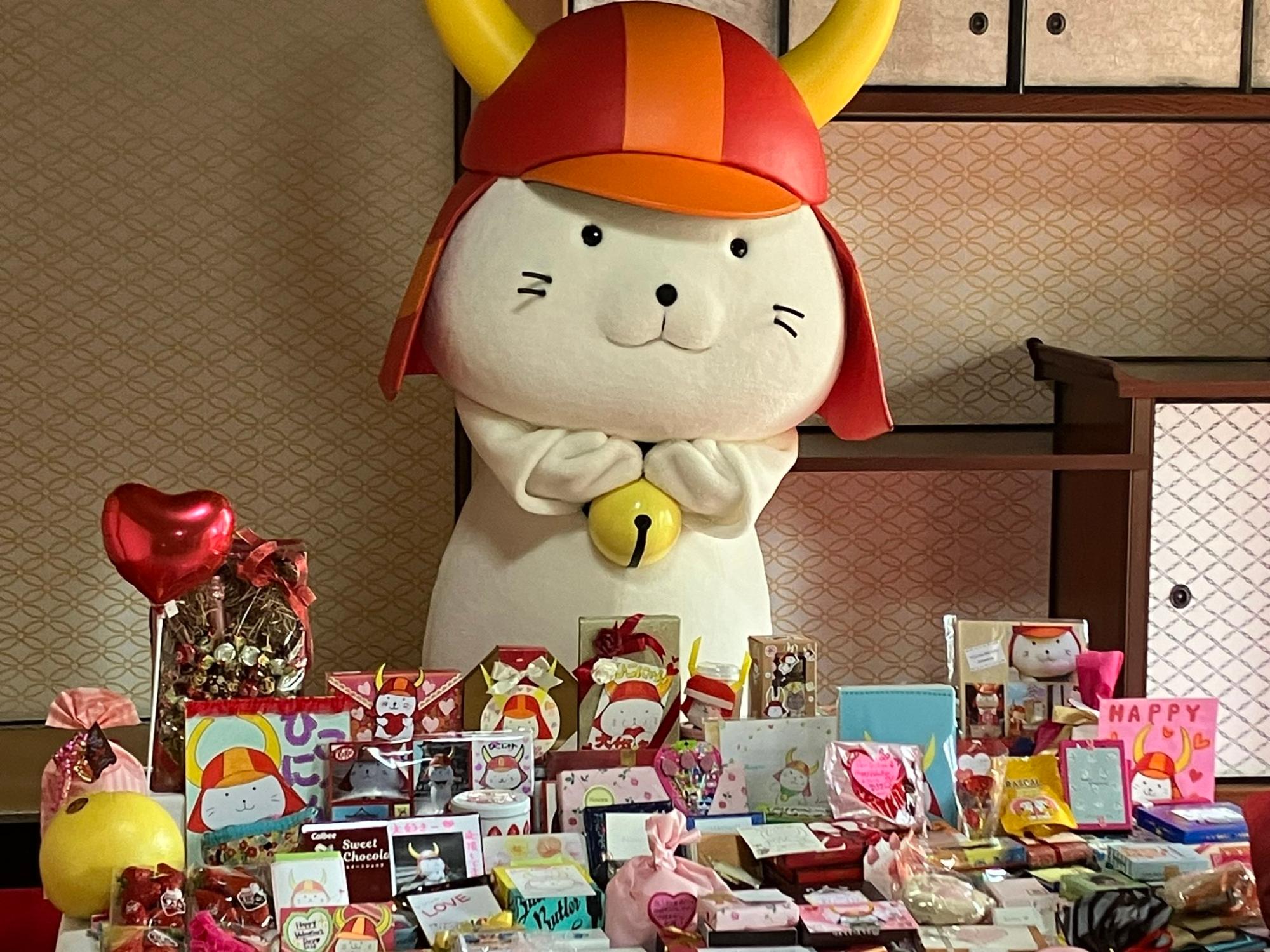 バレンタインプレゼントをもらうひこにゃん