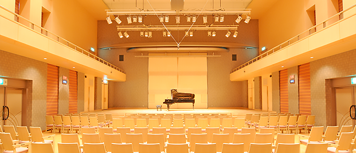 エコーホールの画像（ピアノが設置してあるステージ）