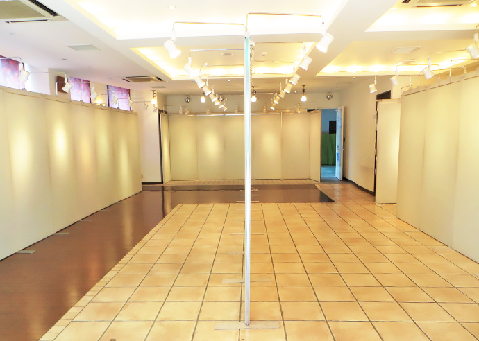 ギャラリー（展示ができるようにしつらえられた室内の写真）