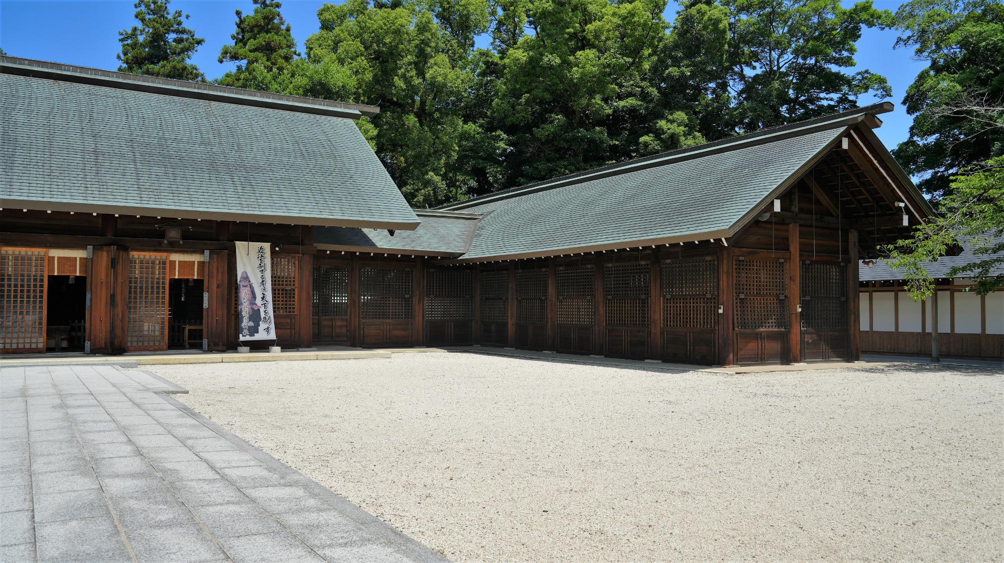 護国神社右側