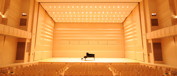 グランドホールの画像（ピアノが置いてあるステージ）