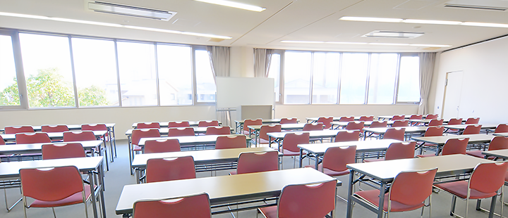 研修室（長机といすが設置された室内の写真）
