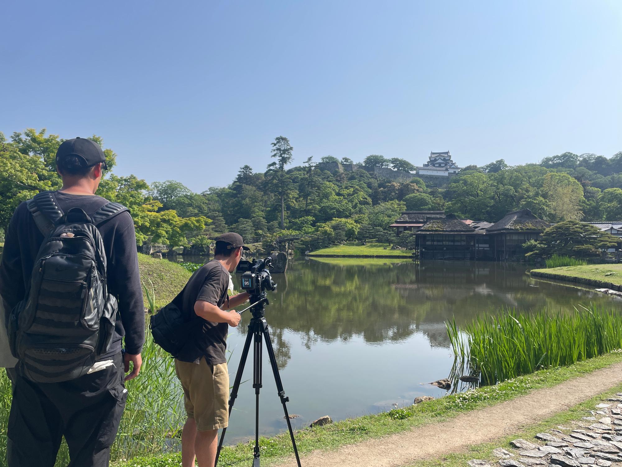 彦根城を撮影している様子の写真
