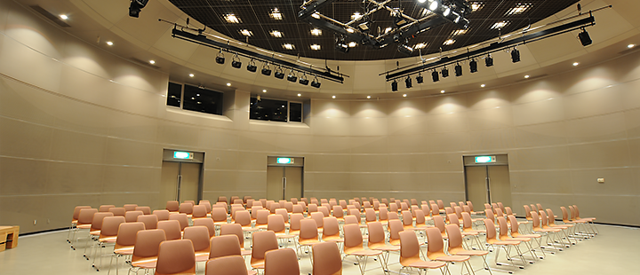 メッセホールの画像（ホールの前方から撮影）