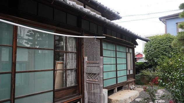 庭から見た母屋外観