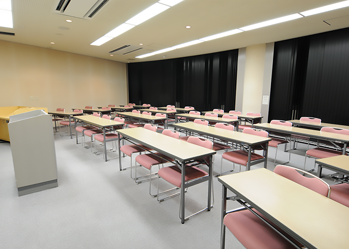 視聴覚室（演台と長机が設置された室内の写真）