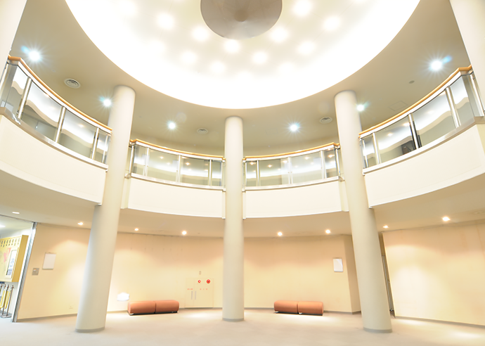 展示ホール（円形で開けた空間に椅子が設置してある写真）