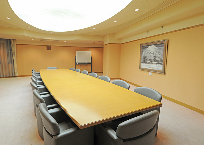 特別会議室（ミーティングテーブルが設置された室内の様子）
