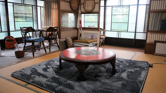 中央に座卓が置いてある和室