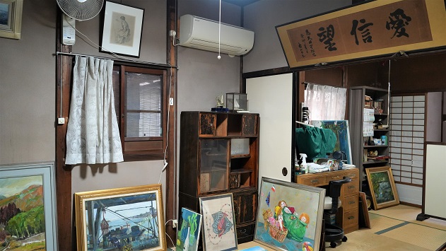 絵画などが置かれている二間続きの和室