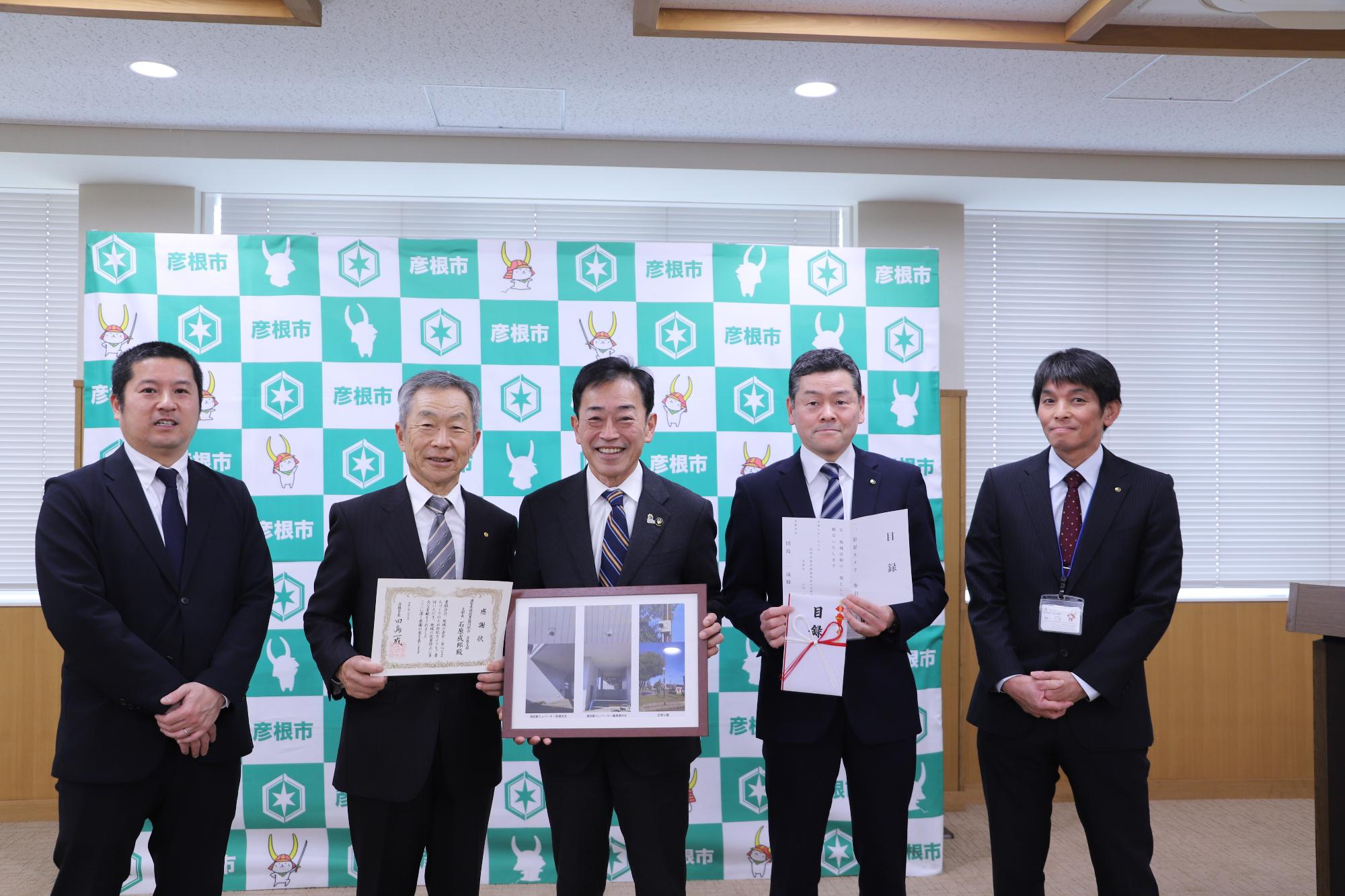 出席者が一列に並んで記念撮影