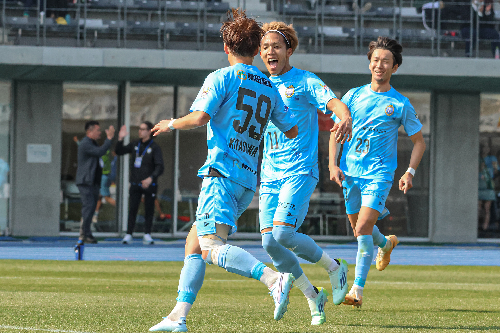 喜び合う選手たちの様子