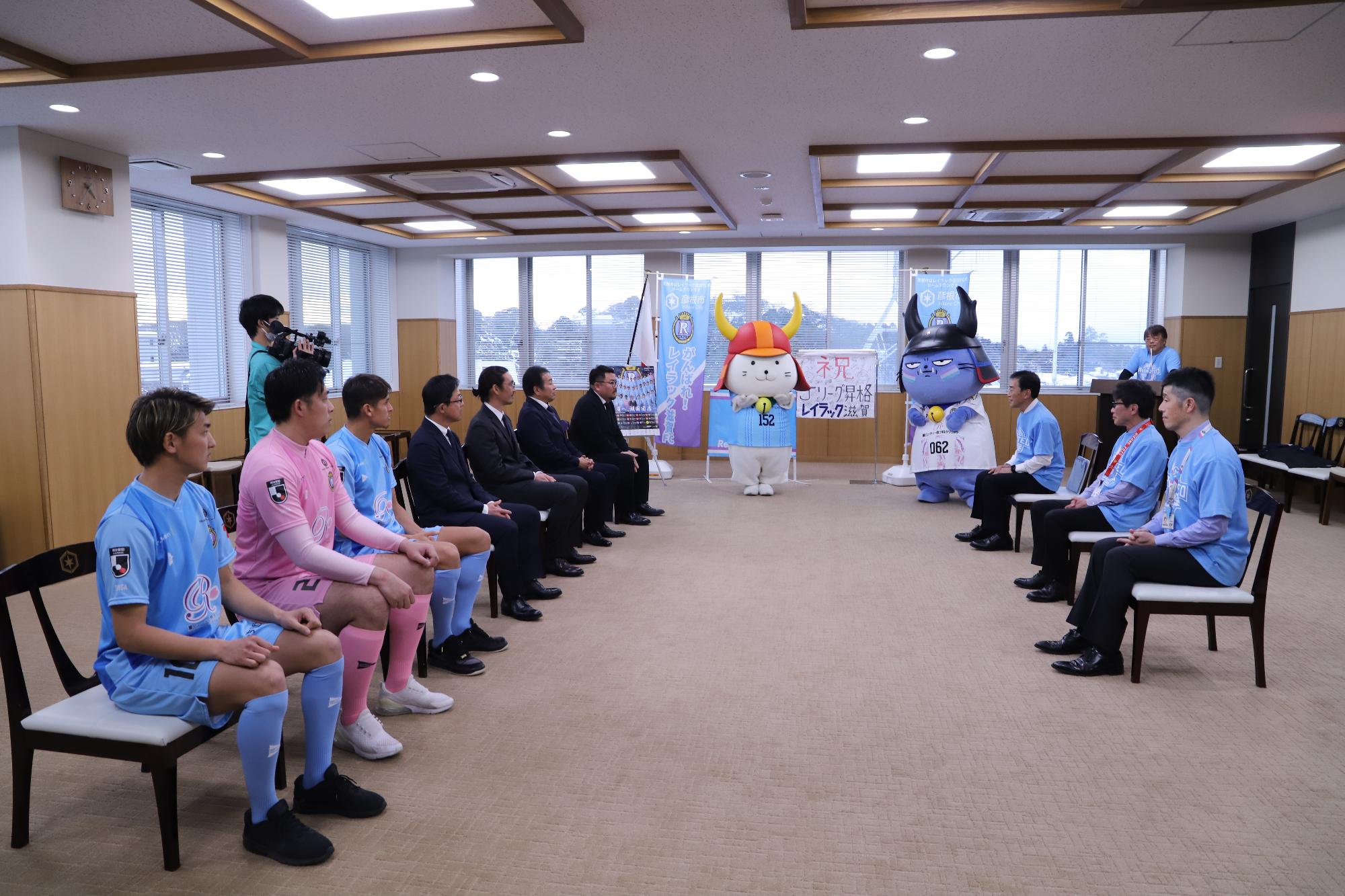 向かい合って2列で座り、懇談する様子