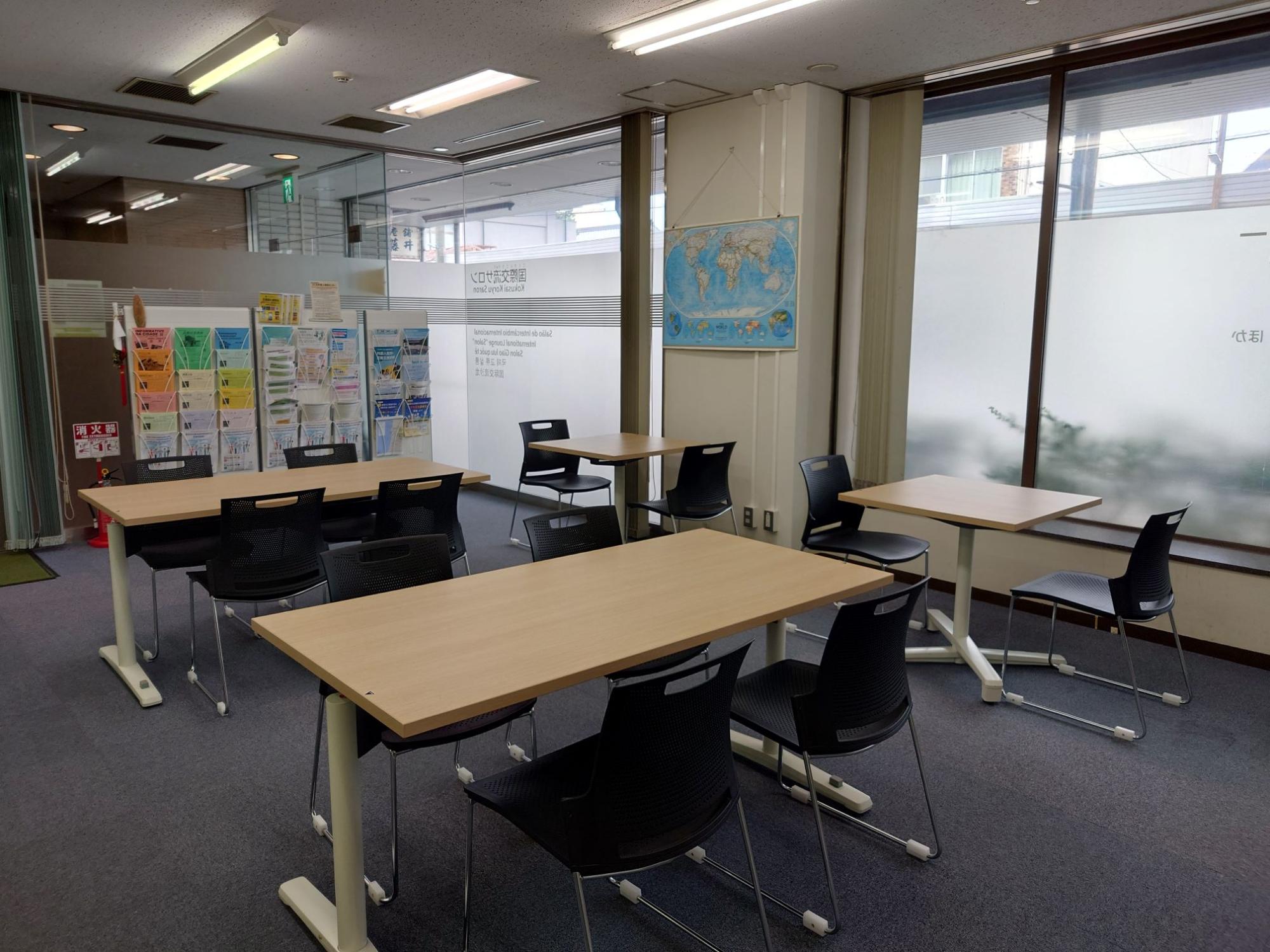 机がならんだオープンスペースの写真