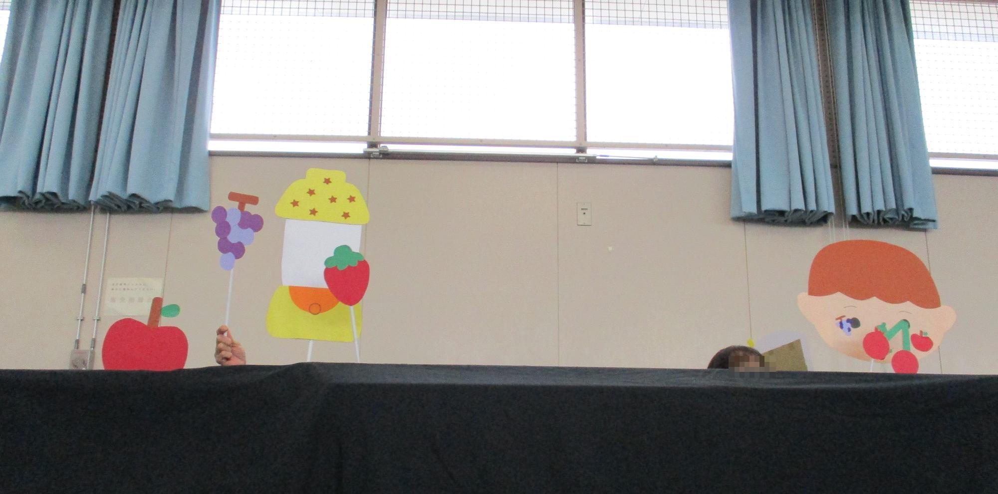 子育てサポーターがペープサートをする様子